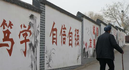 环境整治的同时，榆中县还对背街小巷注入了文化元素。　魏建军 摄