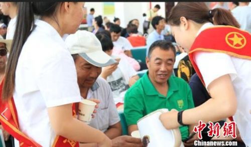 图为志愿者解答旅客问询。　李瑜枫 摄