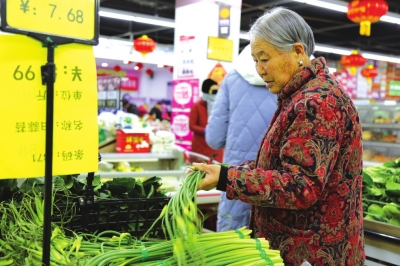 新区居民在超市购物　资料图片