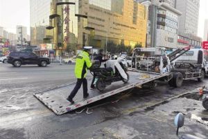 兰州非机动车乱停乱放 堵路又堵心